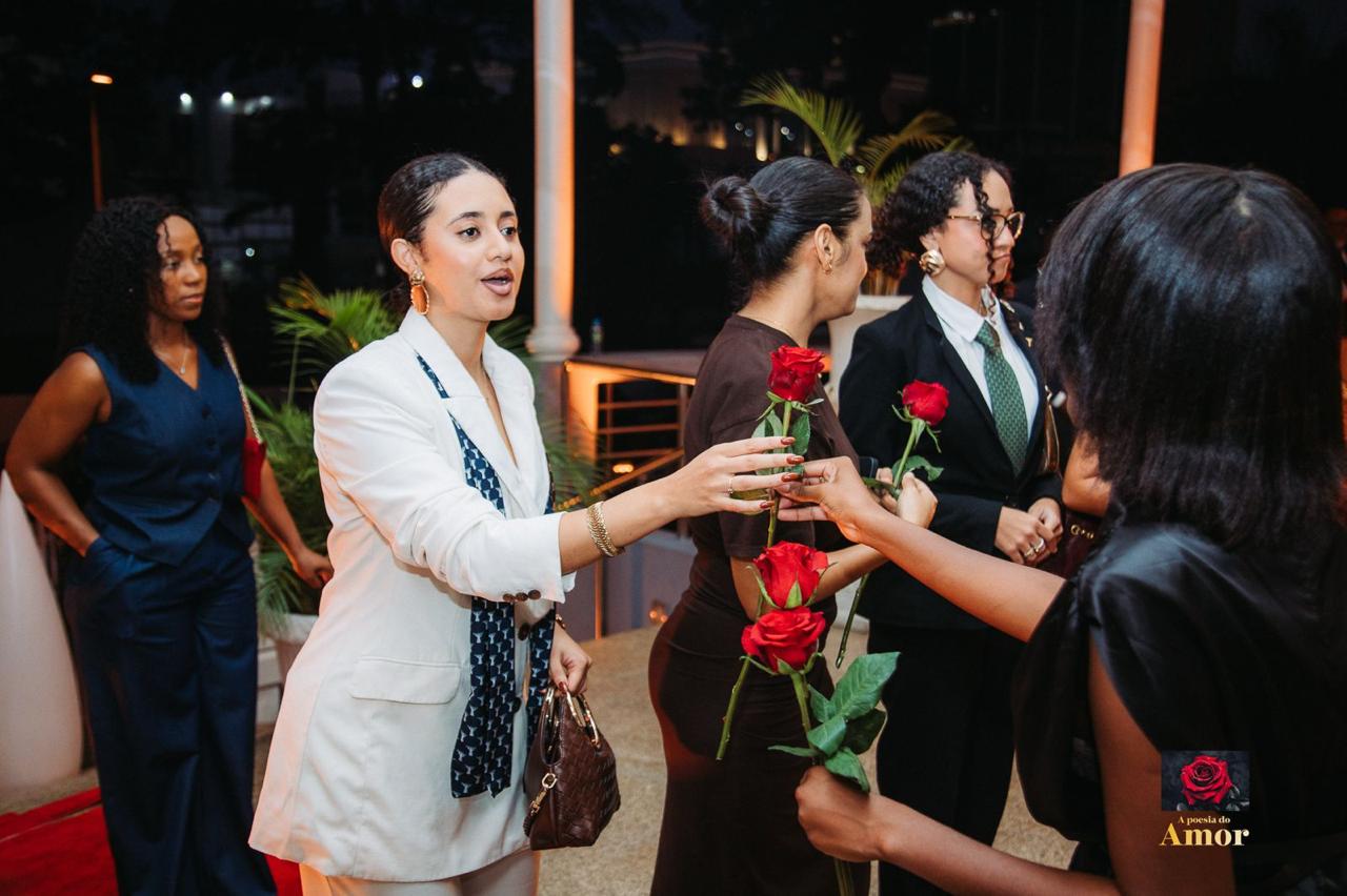 Convidada com rosas no lançamento de A Poesia do Amor