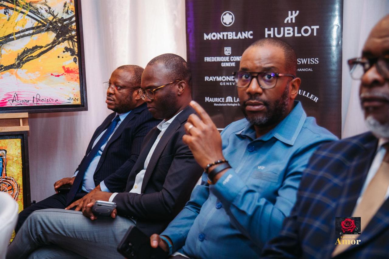 Convidados diante do painel do evento de lançamento
